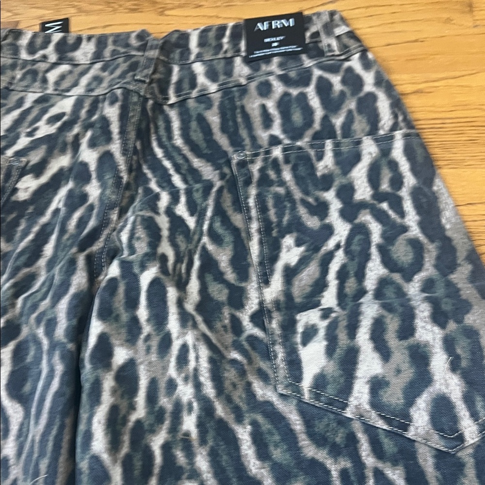 AFRM Bexley Leopard Barrel Leg Jeans size 26 - Picture 7 of 9